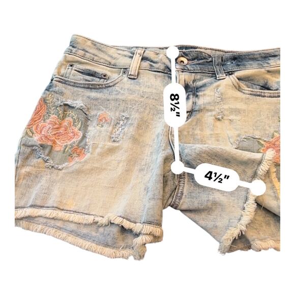 Time and Tru Blue Jean Cut-Off Shorts Size 4 Rose Appliqué Embroidered Denim - Picture 7 of 8